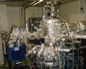 レーザー量子効果素子分析装置(MBE装置）